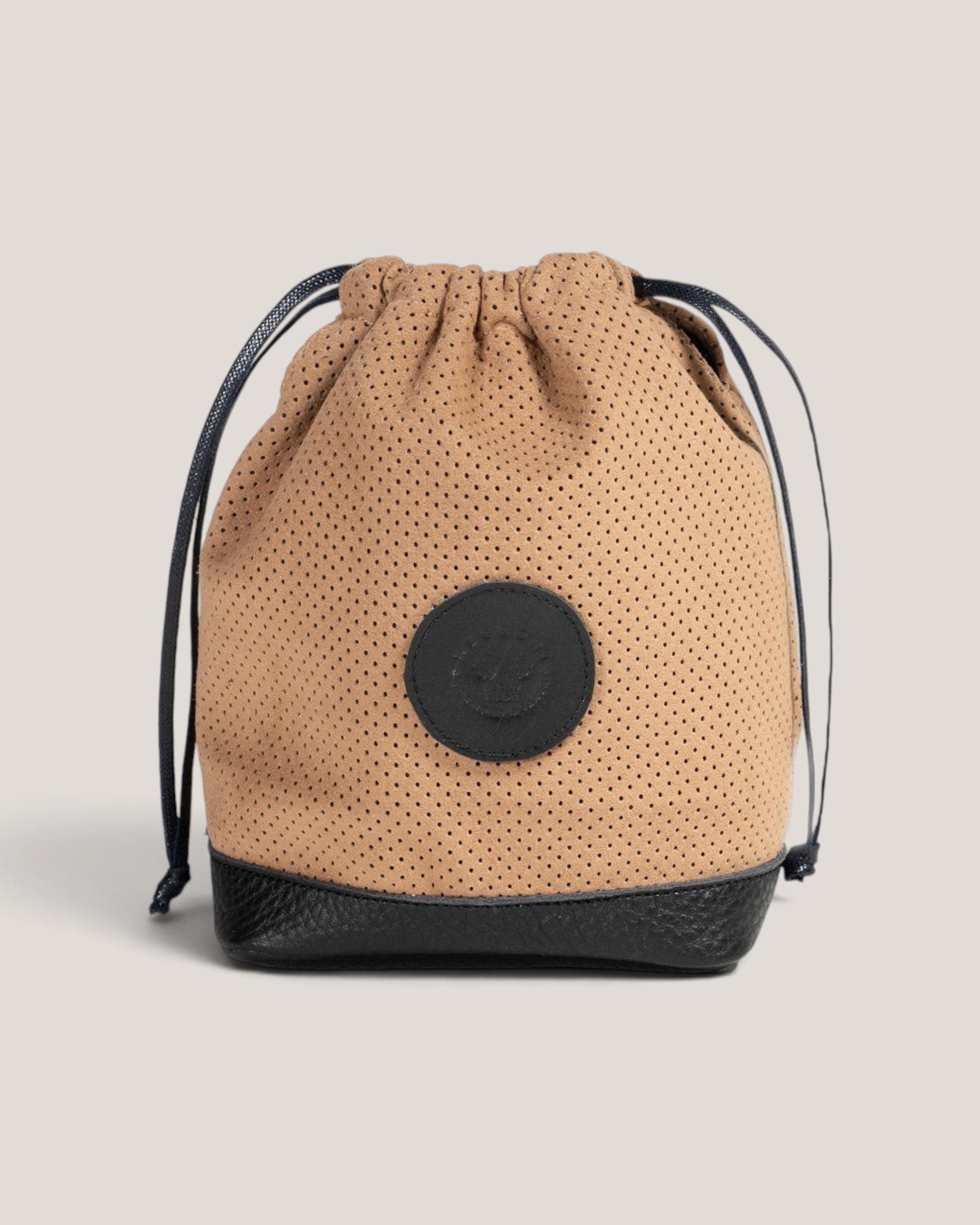 NEGRONI WEB STOREのドライビングエディション・ケアセット用ベージュのパンチングアルカンターラ製巾着バッグ