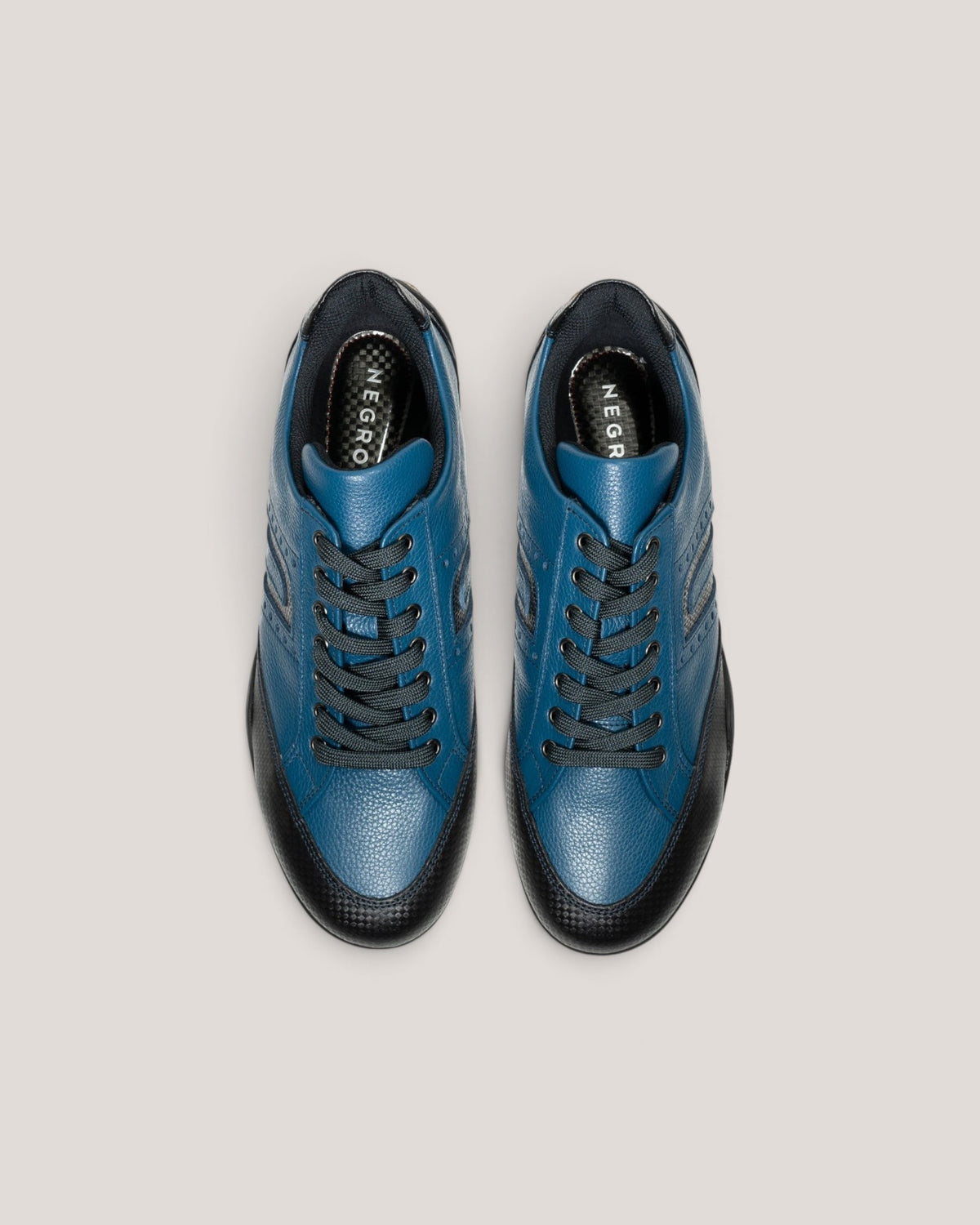 NEGRONI WEB STOREのANIMA EVOオーシャンブルー。鮮やかな青のシュリンクレザーと黒のカーボン素材を組み合わせた、幅広設計のドライビングシューズ。