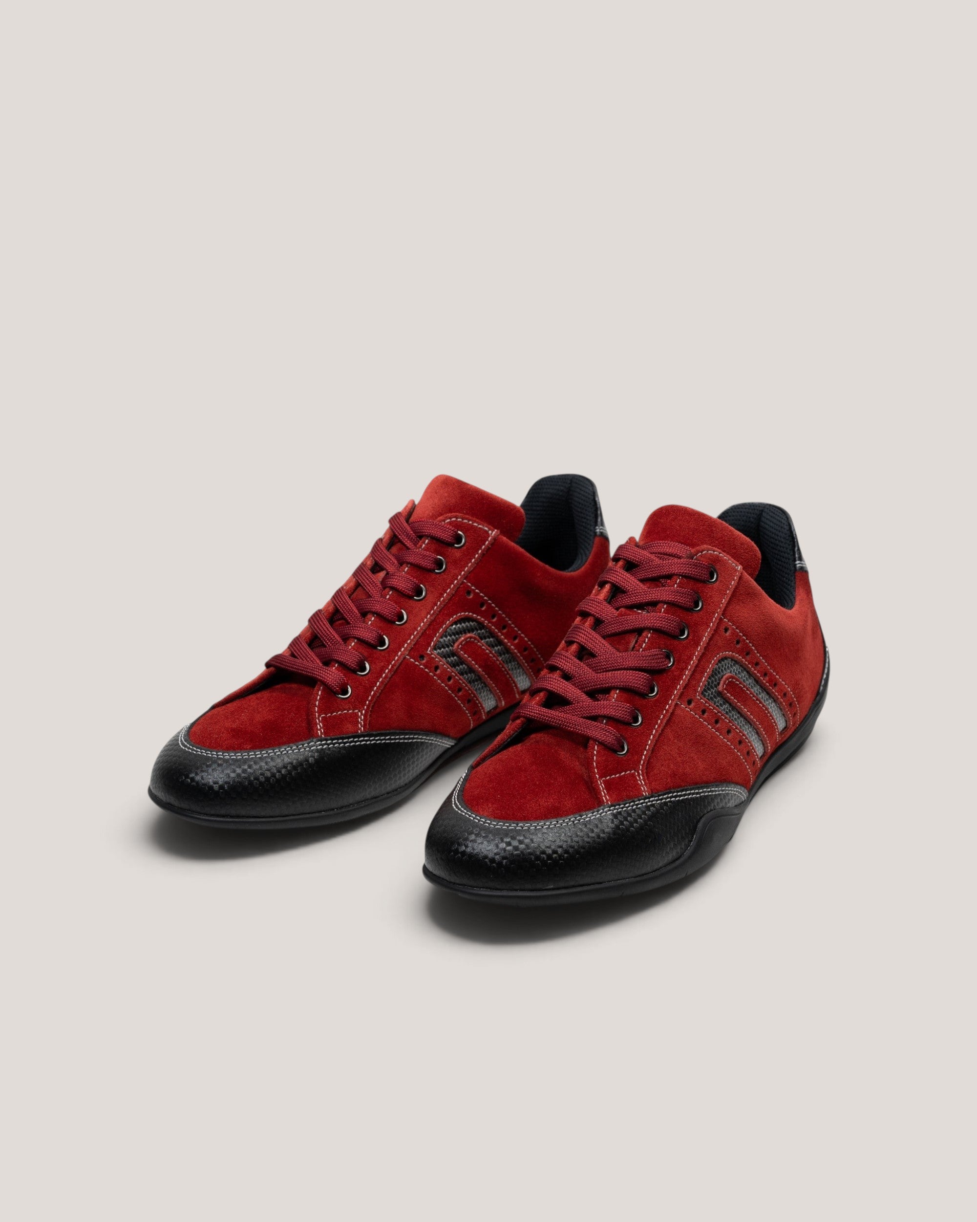 NEGRONI WEB STOREのANIMA EVOドライビングシューズ。鮮やかなイグニションレッドのシュリンクレザーと黒のカーボンスプリットレザーを組み合わせたワイドフィットモデル。