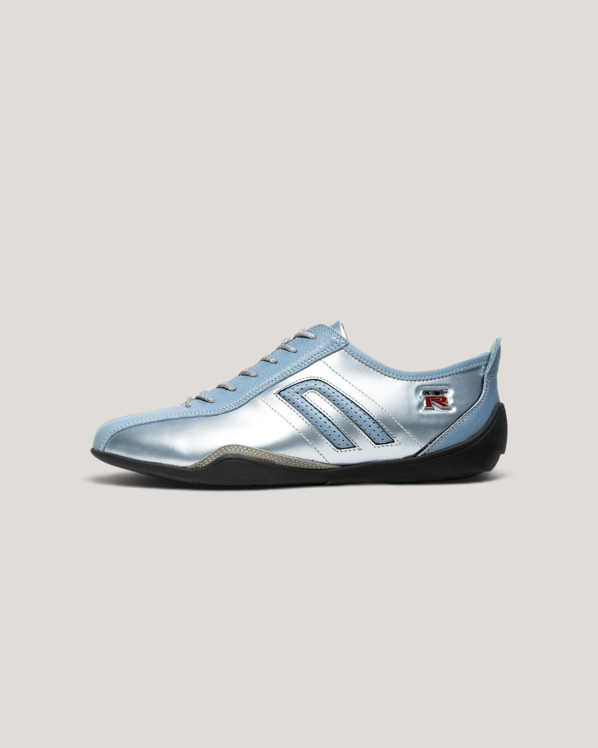 NEGRONI WEB STOREのGT-Rコラボドライビングスニーカー。アルティメイトメタルシルバーのガラスレザーとブルーヘブンのアクセントが特徴。