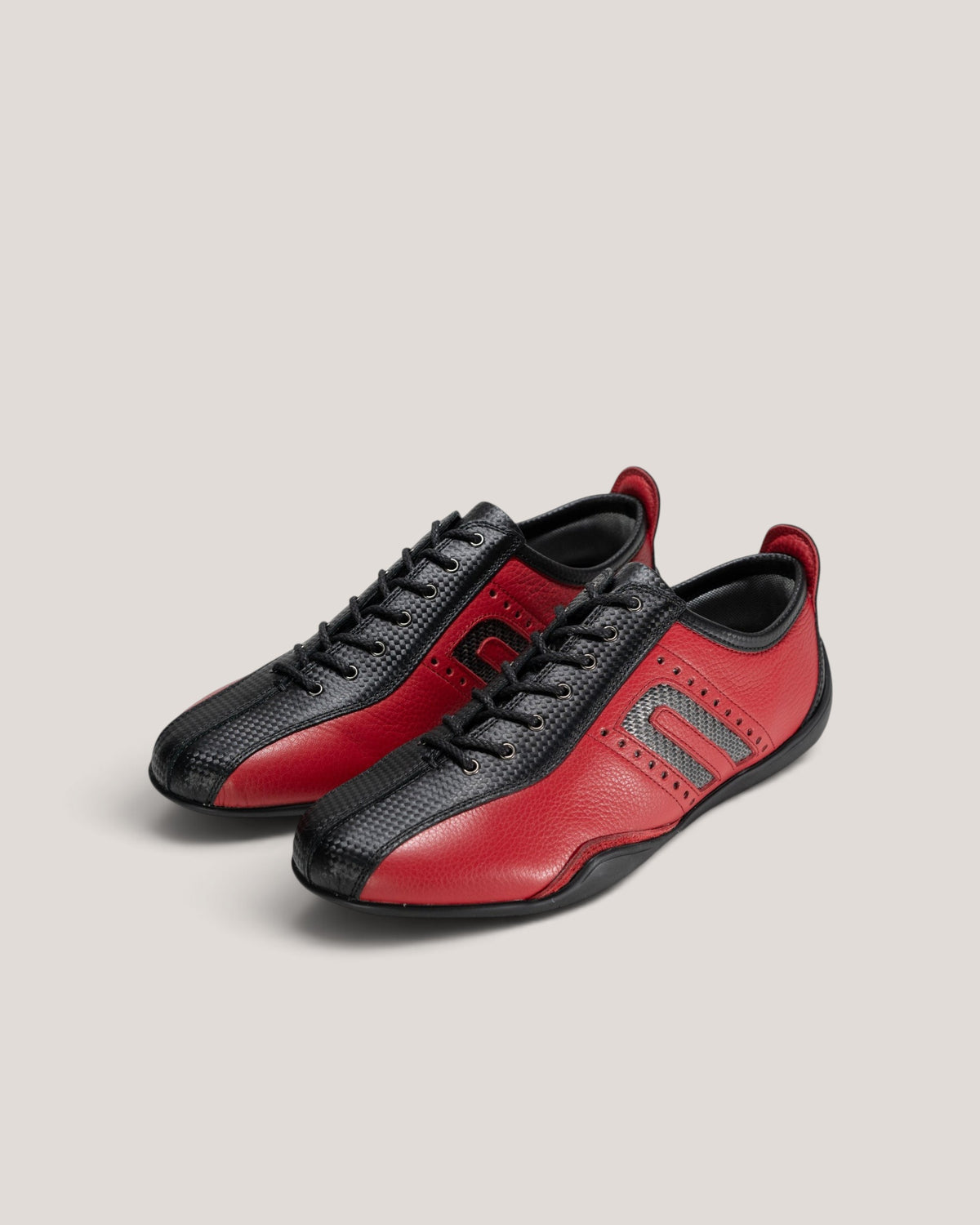 NEGRONI WEB STOREのイデアコルサ。鮮やかな赤と黒のレザーを使用した、カーボン素材が特徴のスポーツドライビングシューズ。