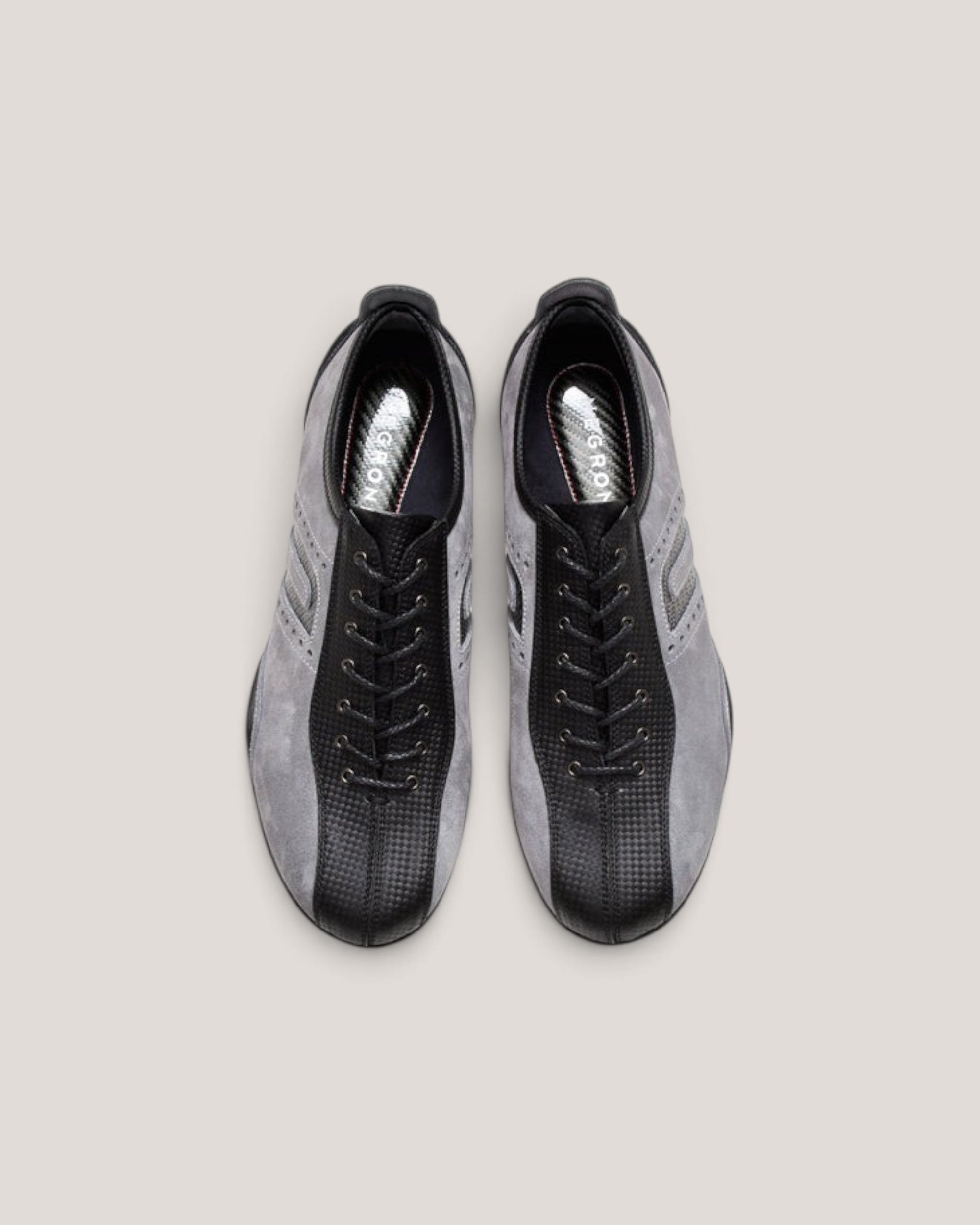 NEGRONI WEB STOREのイデアコルサ、シルバーグレーのトスカーナスエードとカーボンレザーを使用したスポーツドライビングシューズ