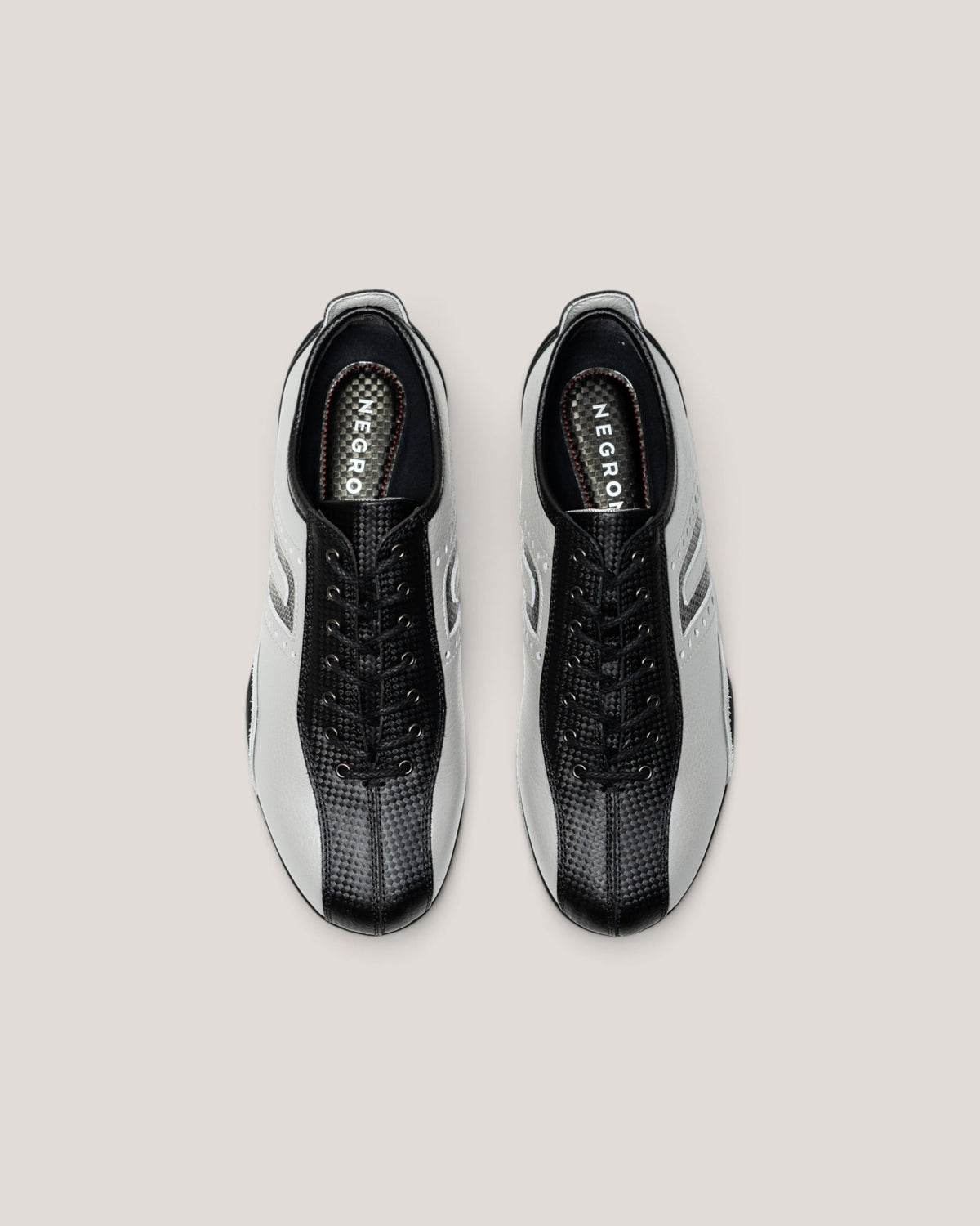 NEGRONI WEB STOREのイデアコルサ シルバー。カーボン素材とレザーを組み合わせた、スポーツドライビングに特化した3Eワイドラストのドライビングシューズ。