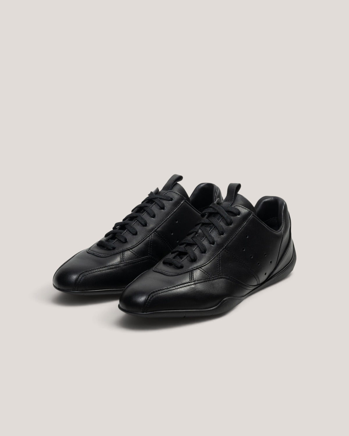 NEGRONI WEB STOREのスピアヘッド シティブラック。都会的で洗練されたデザインの黒いレザー製ドライビングスニーカー。