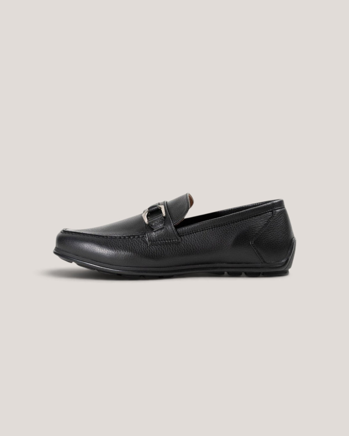 NEGRONI WEB STOREのストラピア ブラックは、上質なレザーを使用した洗練されたデザインの黒いドライビングシューズです。