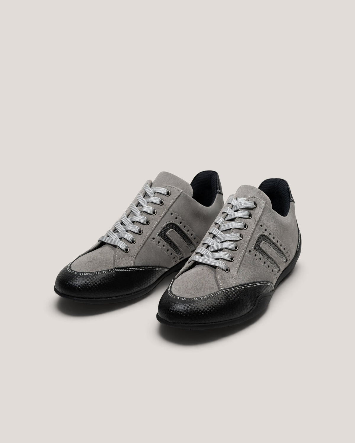 NEGRONI WEB STOREのANIMA EVOドライビングシューズ。シルバーグレーのシュリンクレザーとブラックのカーボン素材を組み合わせたワイドフィットモデル。
