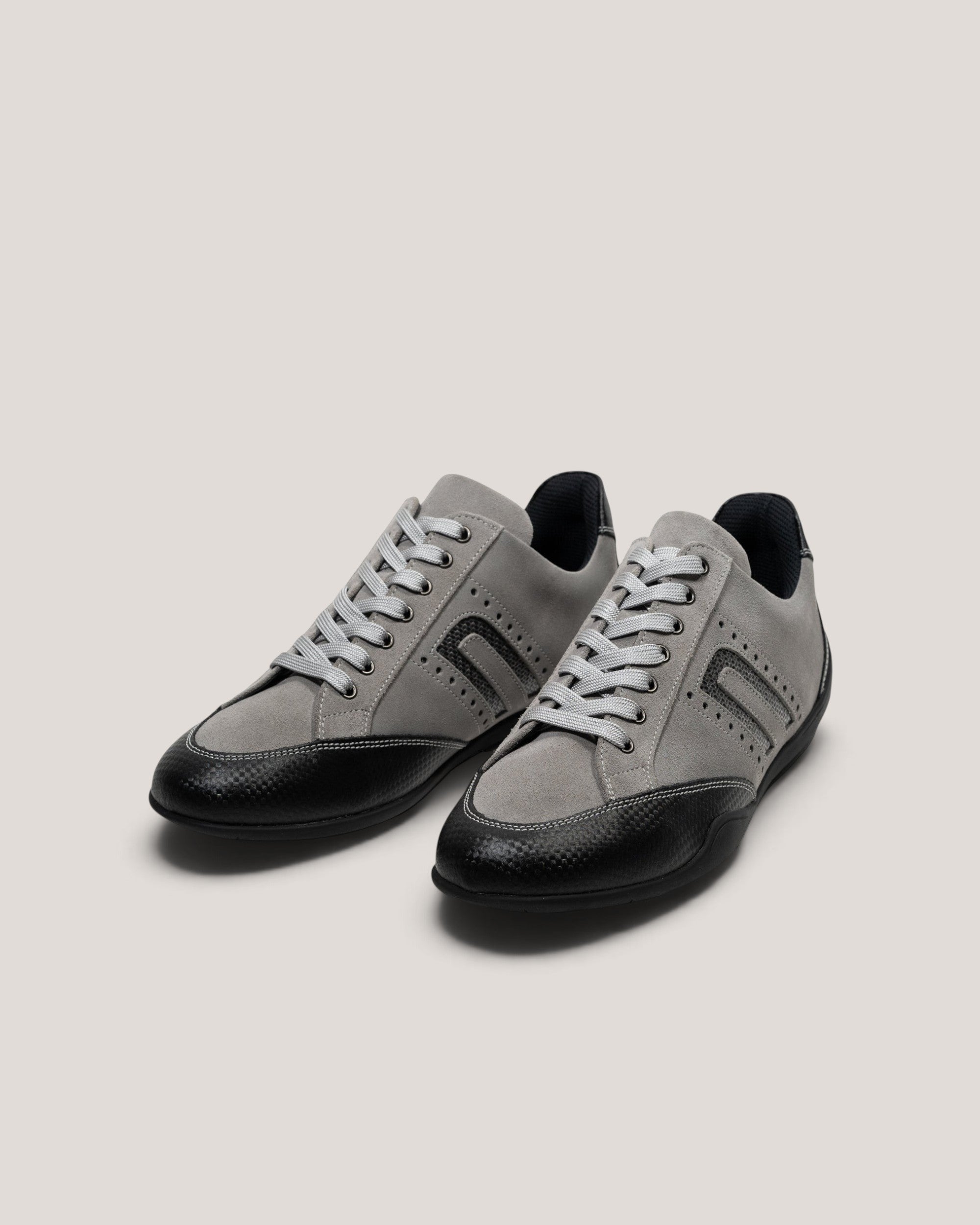 NEGRONI WEB STOREのANIMA EVOドライビングシューズ。シルバーグレーのシュリンクレザーとブラックのカーボン素材を組み合わせたワイドフィットモデル。
