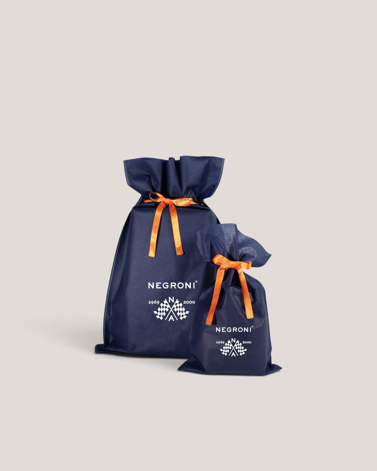 NEGRONI WEB STOREのロゴ入りネイビー不織布ギフトラッピングバッグ、オレンジのサテンリボン付きM・Lサイズセット
