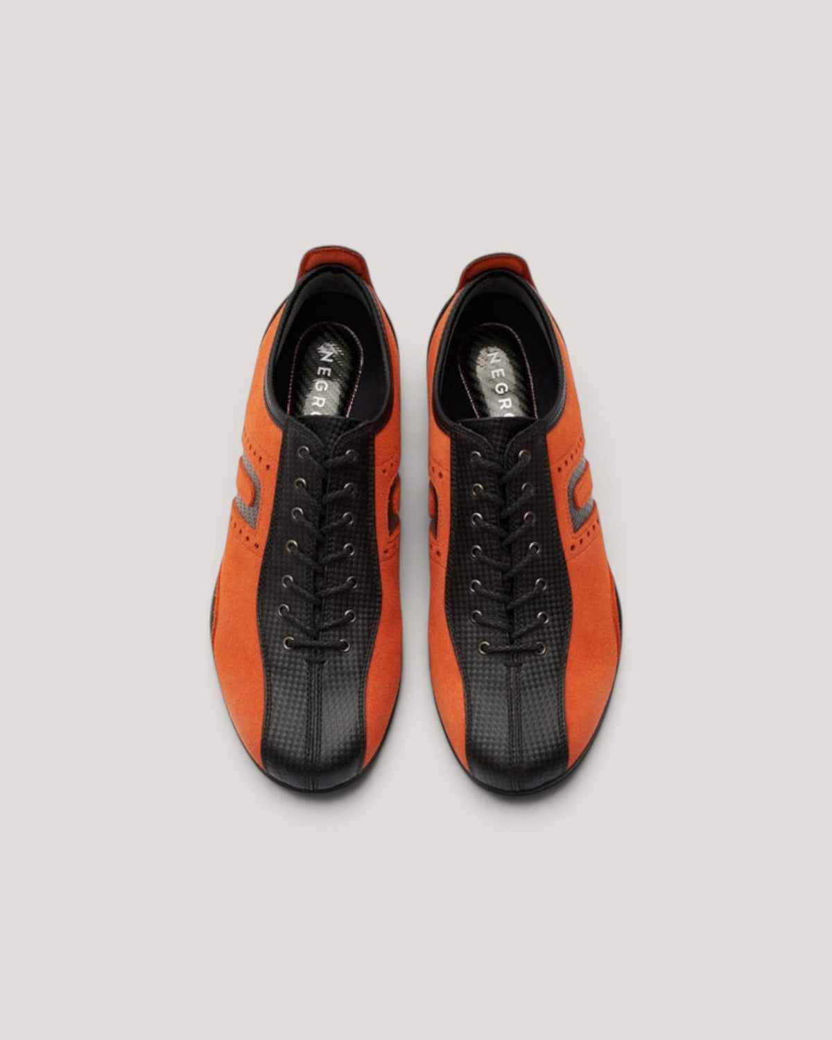 NEGRONI WEB STOREのイデアコルサ、鮮やかなトスカーナオレンジのスエードと黒のカーボンレザーを組み合わせたスポーツドライビングシューズ