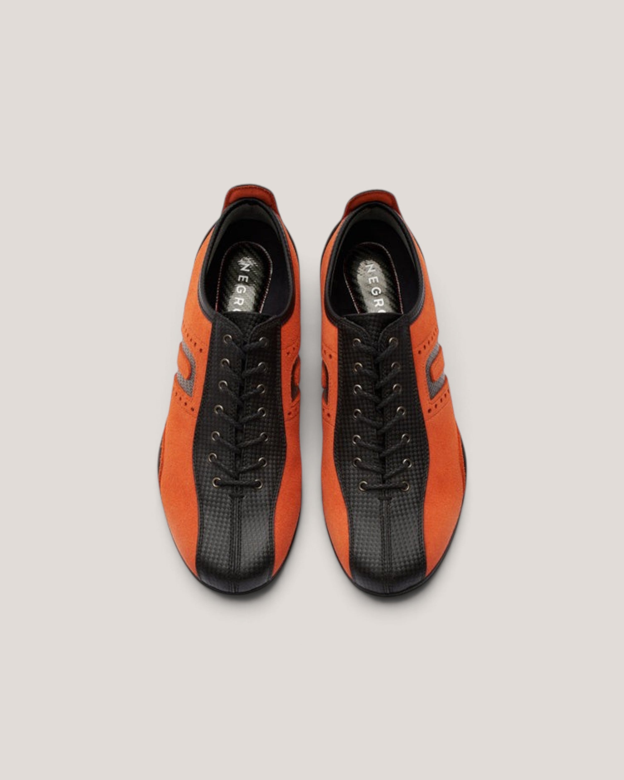 NEGRONI WEB STOREのイデアコルサ、鮮やかなトスカーナオレンジのスエードと黒のカーボンレザーを組み合わせたスポーツドライビングシューズ
