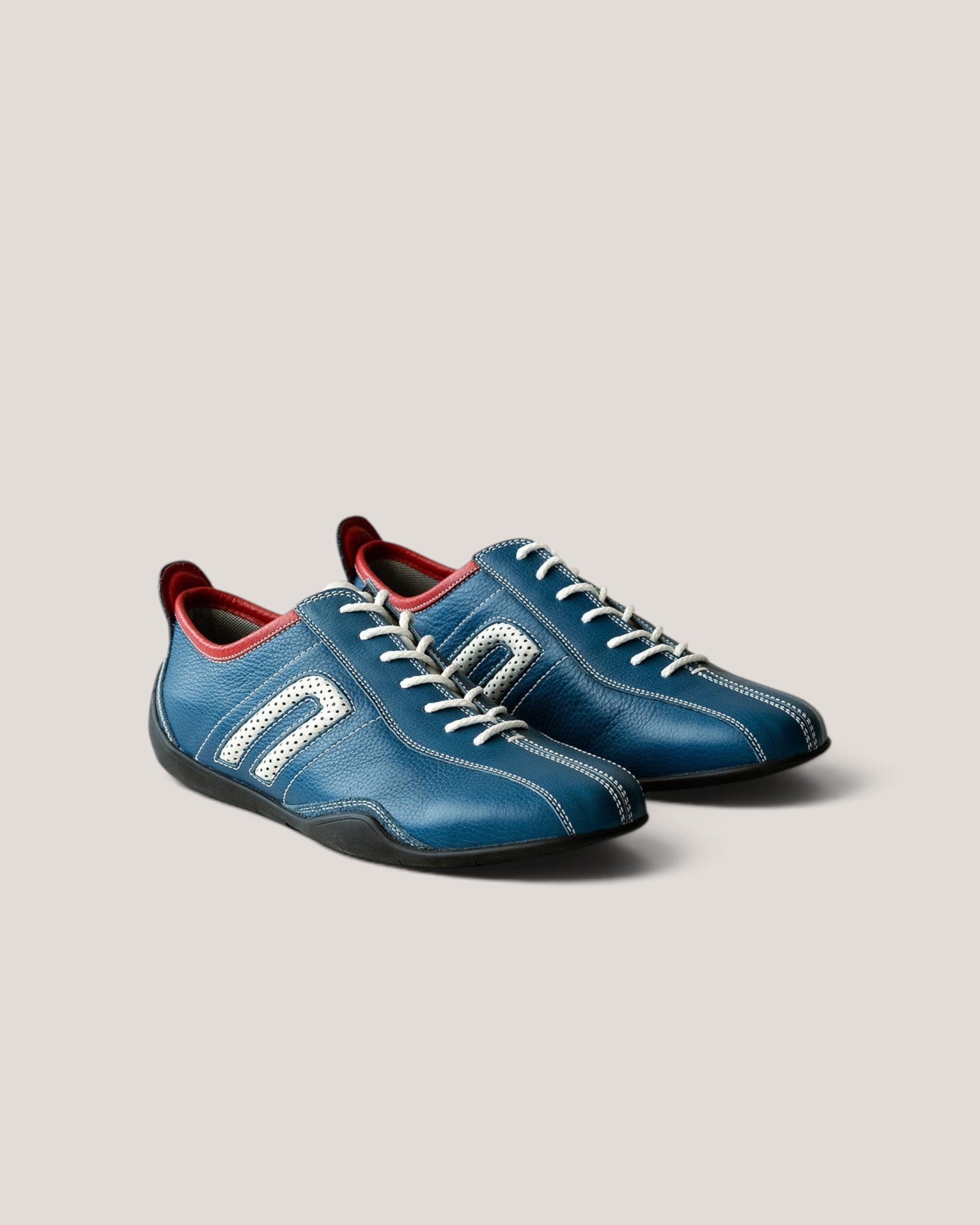 NEGRONI WEB STOREのイデア、オーシャンブルーとレッドの配色が特徴的な上質なネグローニレザー製ドライビングシューズ