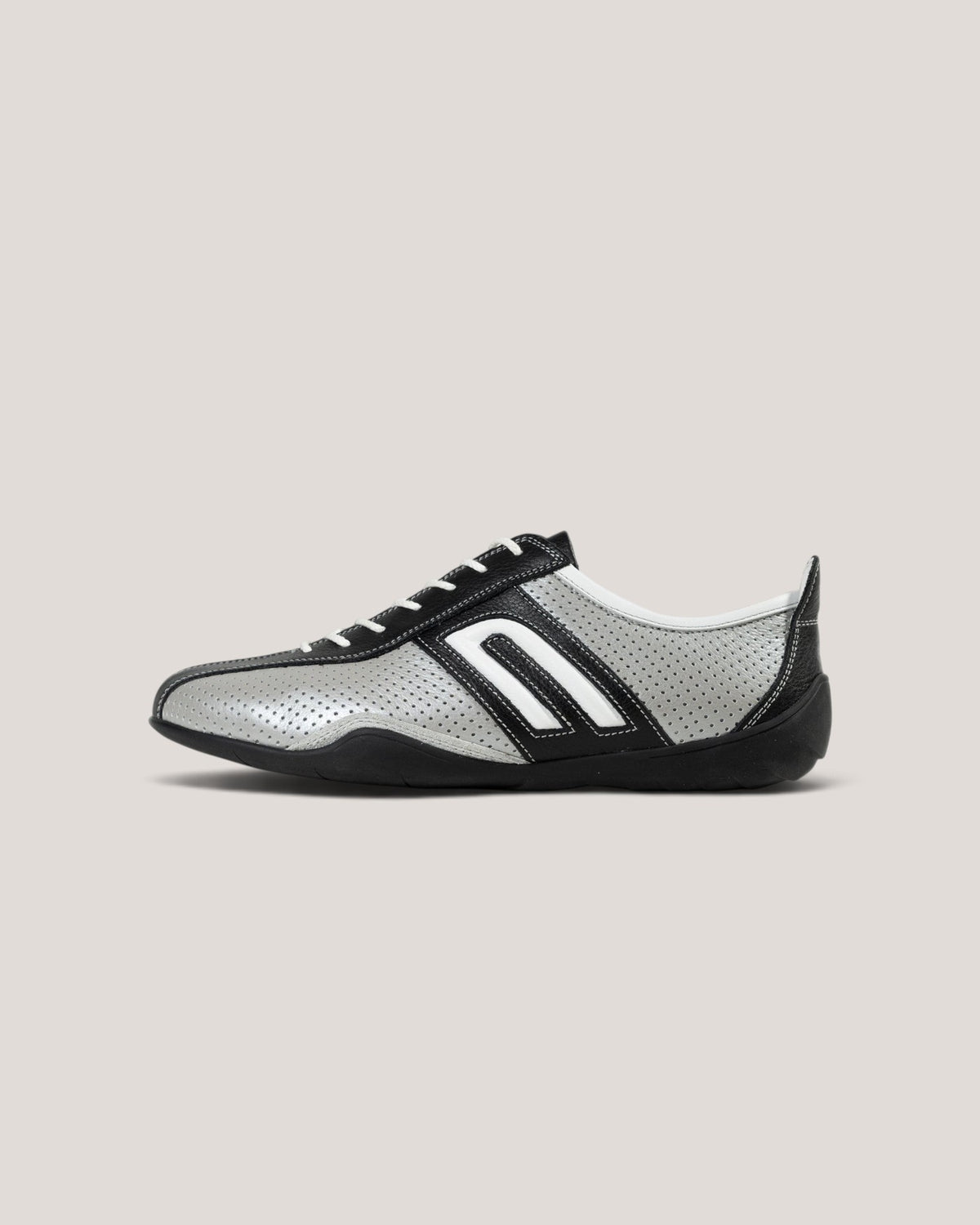 NEGRONI WEB STOREのイデア パンチング。ブラックとシルバーのレザーを使用した通気性の高いドライビングシューズのサイドビュー。