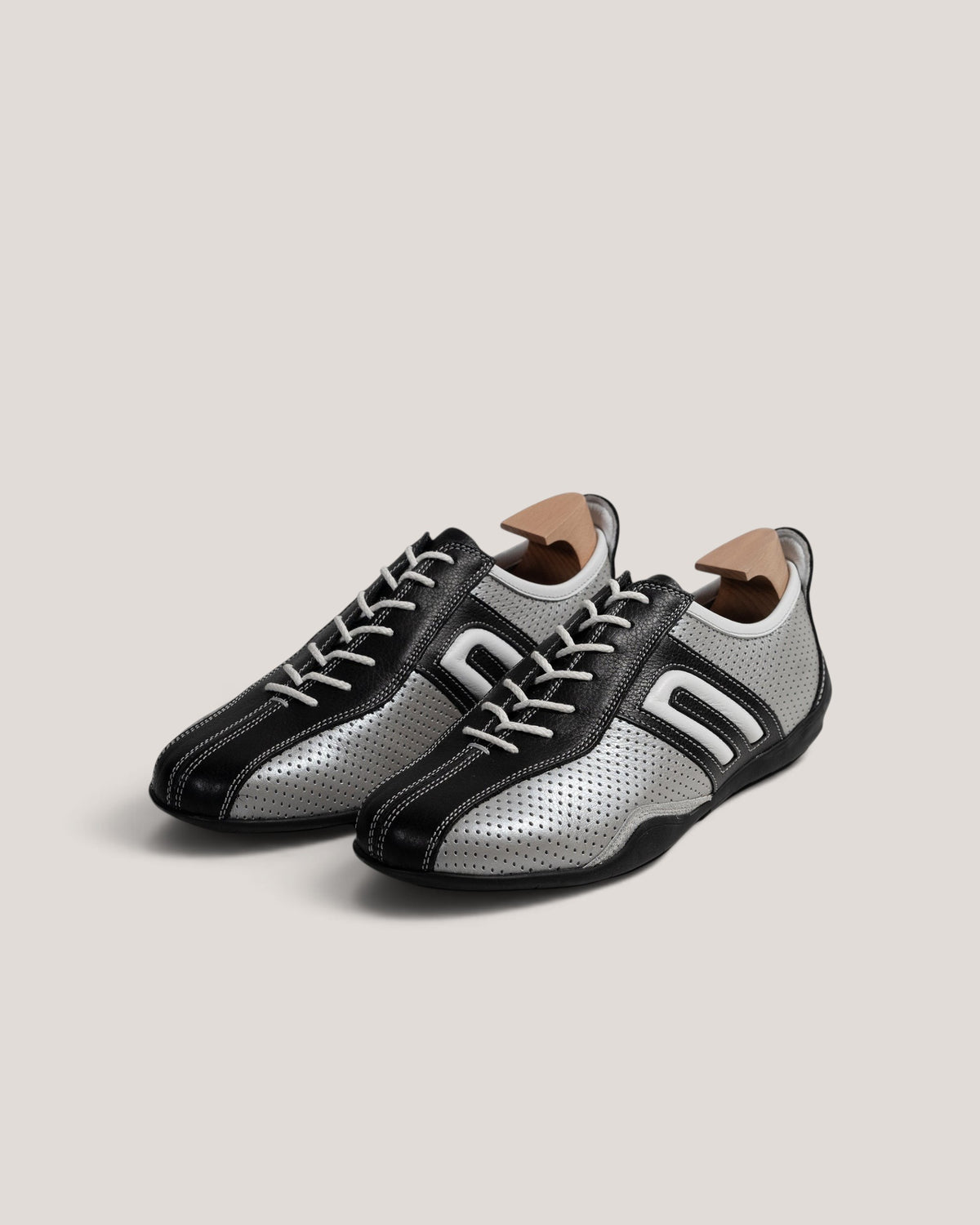 NEGRONI WEB STOREのイデア パンチング。ブラックとシルバーの通気性に優れたパンチングレザー製ドライビングシューズ。
