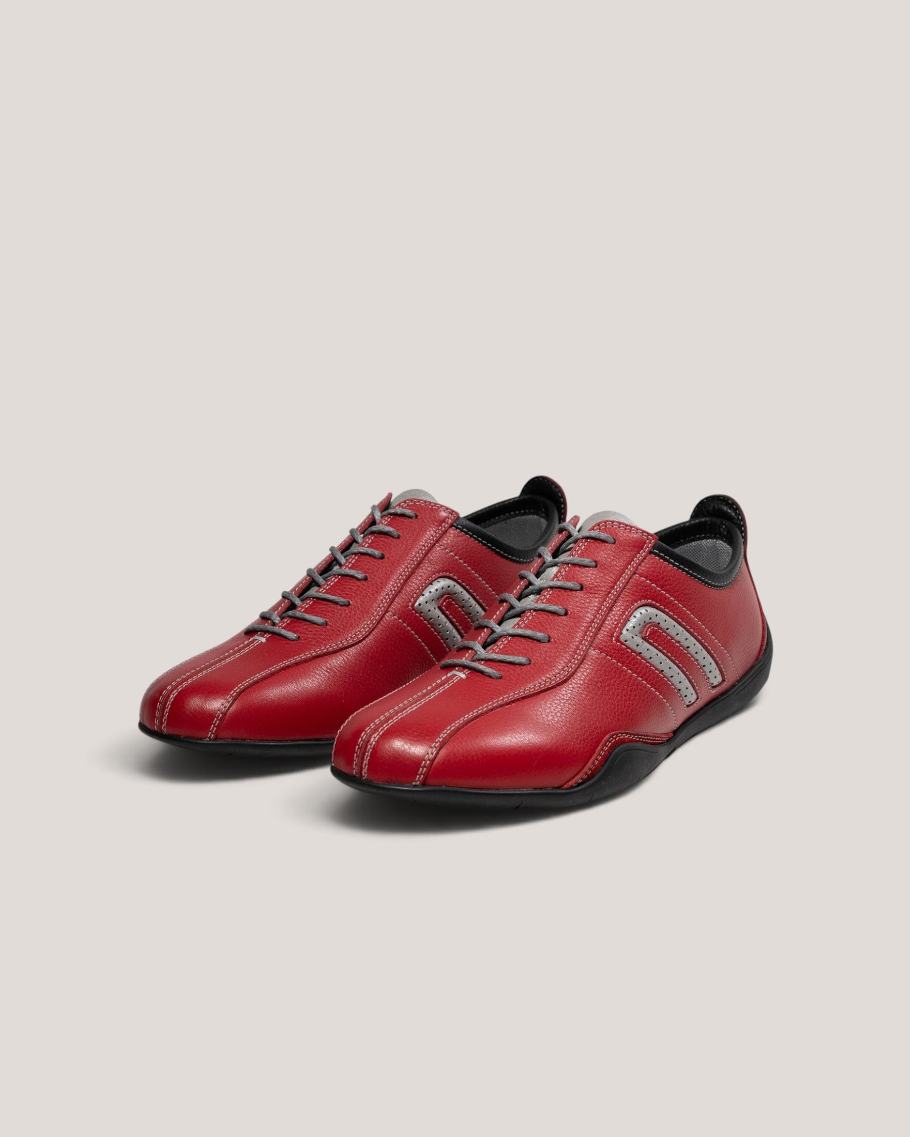 NEGRONI WEB STOREのイデア レッド＆シルバー。赤いレザーにシルバーのアクセントが施されたスタイリッシュなドライビングシューズ。