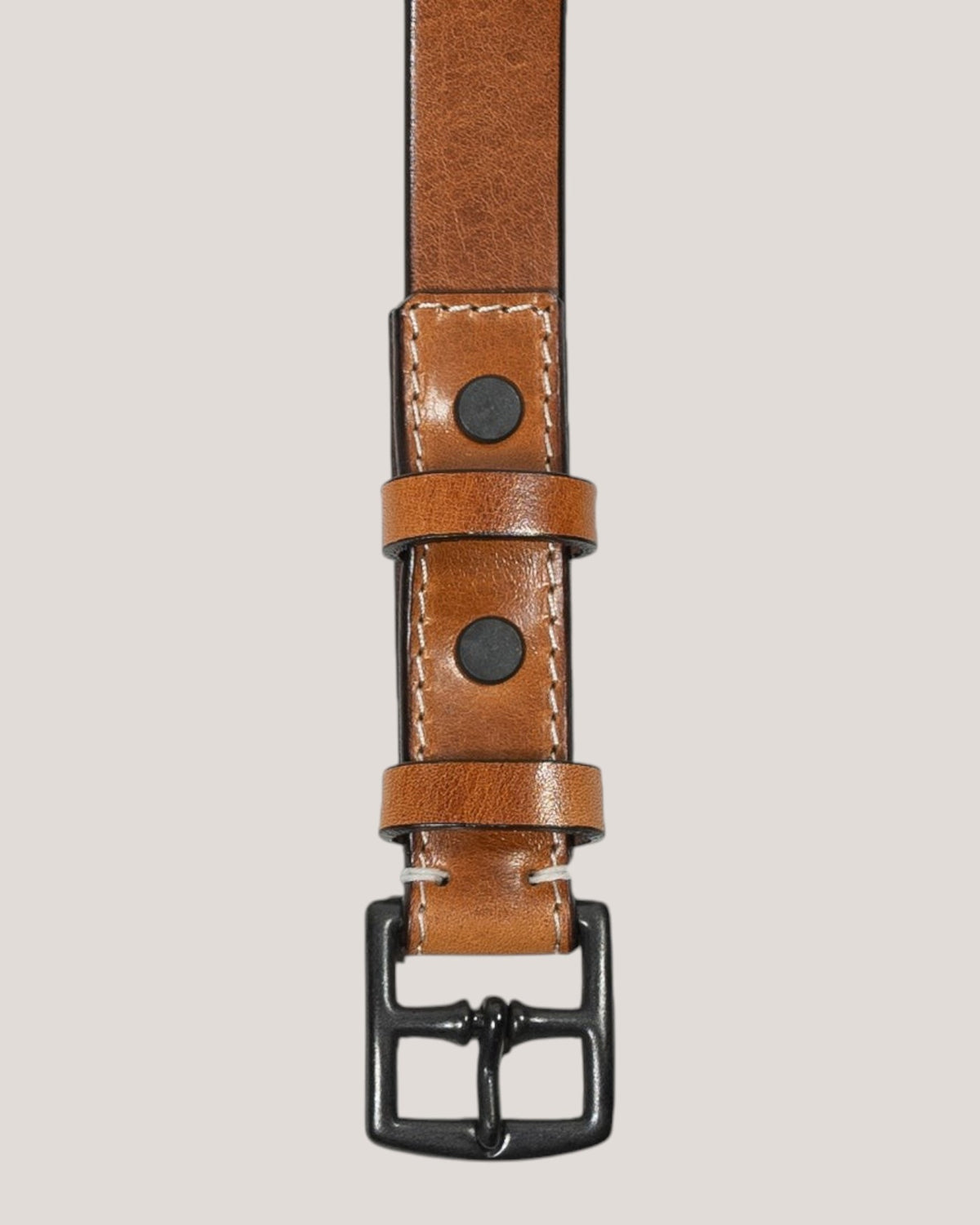 NEGRONI WEB STOREのギャンビット・ナローレザーベルト。タンカラーのベジタブルタンドレザーと黒染めメタルバックルが特徴。