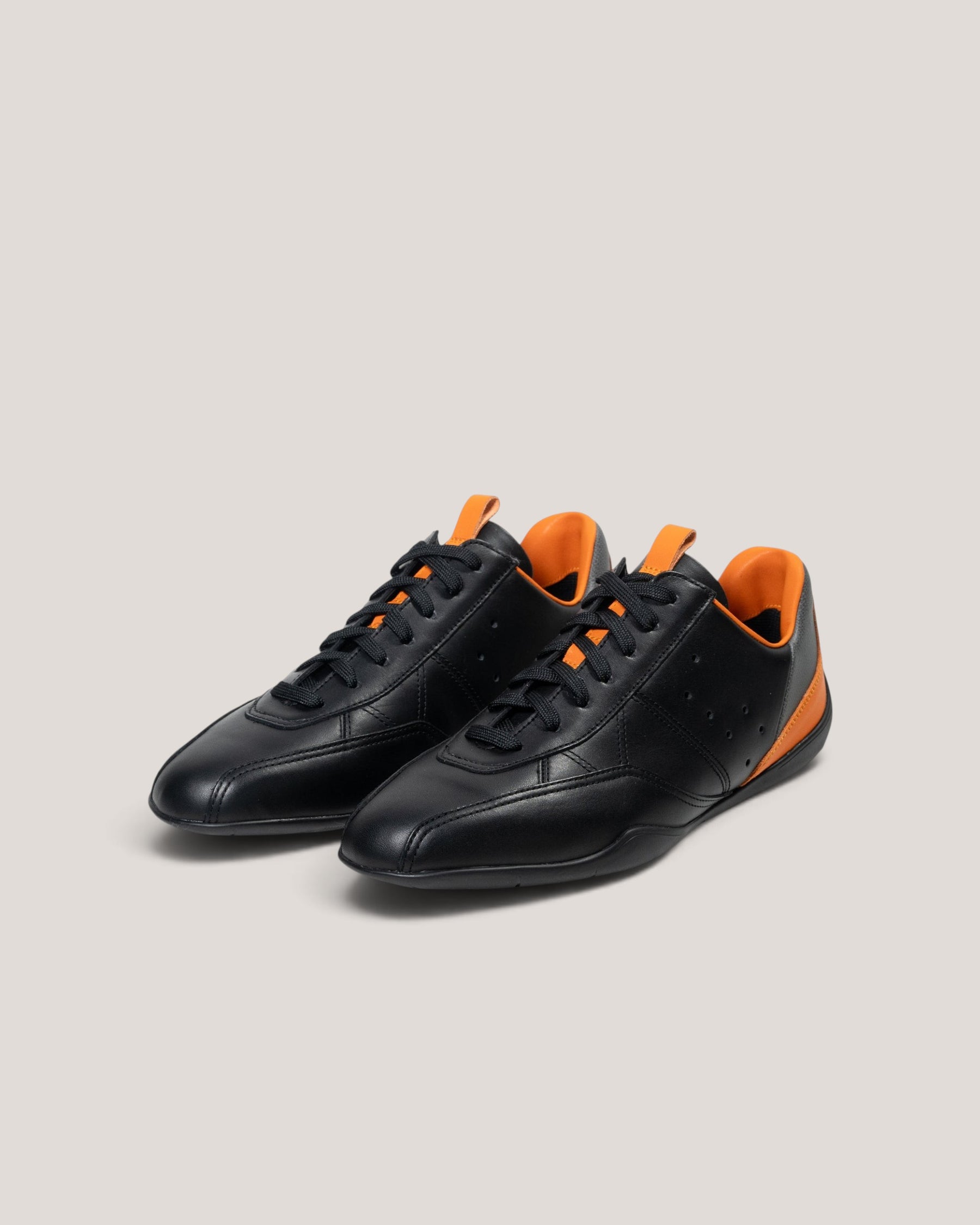 NEGRONI WEB STOREのスピアヘッド、シティブラックとパパイヤオレンジのレザー製ドライビングスニーカー