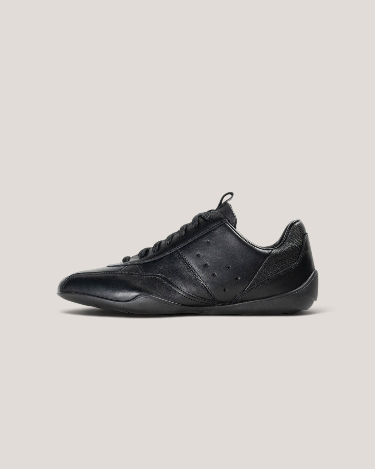 NEGRONI WEB STOREのスピアヘッド シティブラック。上質な黒のレザーを使用した、シャープなシルエットのドライビングスニーカー。