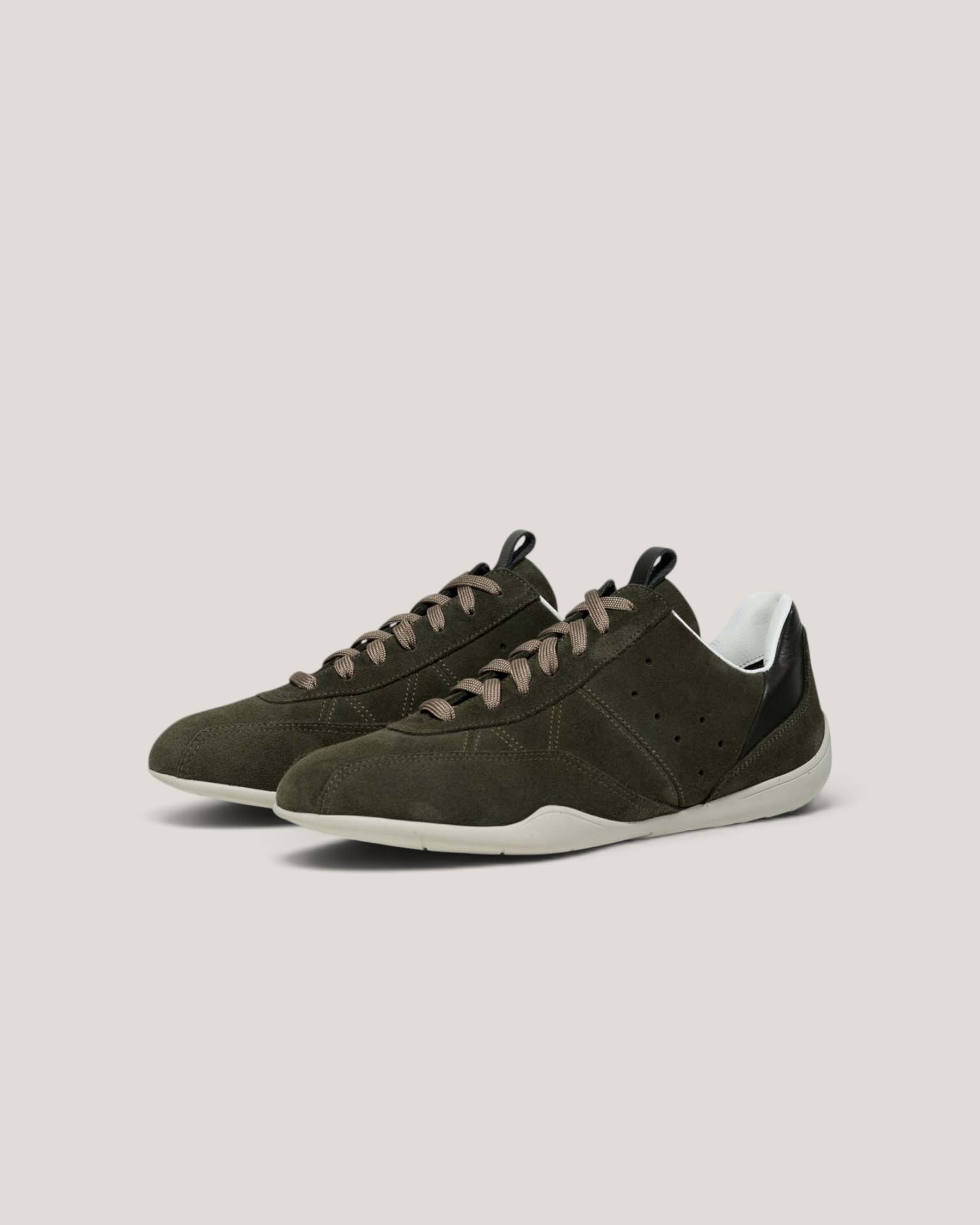 NEGRONI WEB STOREのスピアヘッド モスは、美しい発色のトスカーナスエードを使用した、モスグリーンの洗練されたドライビングスニーカーです。
