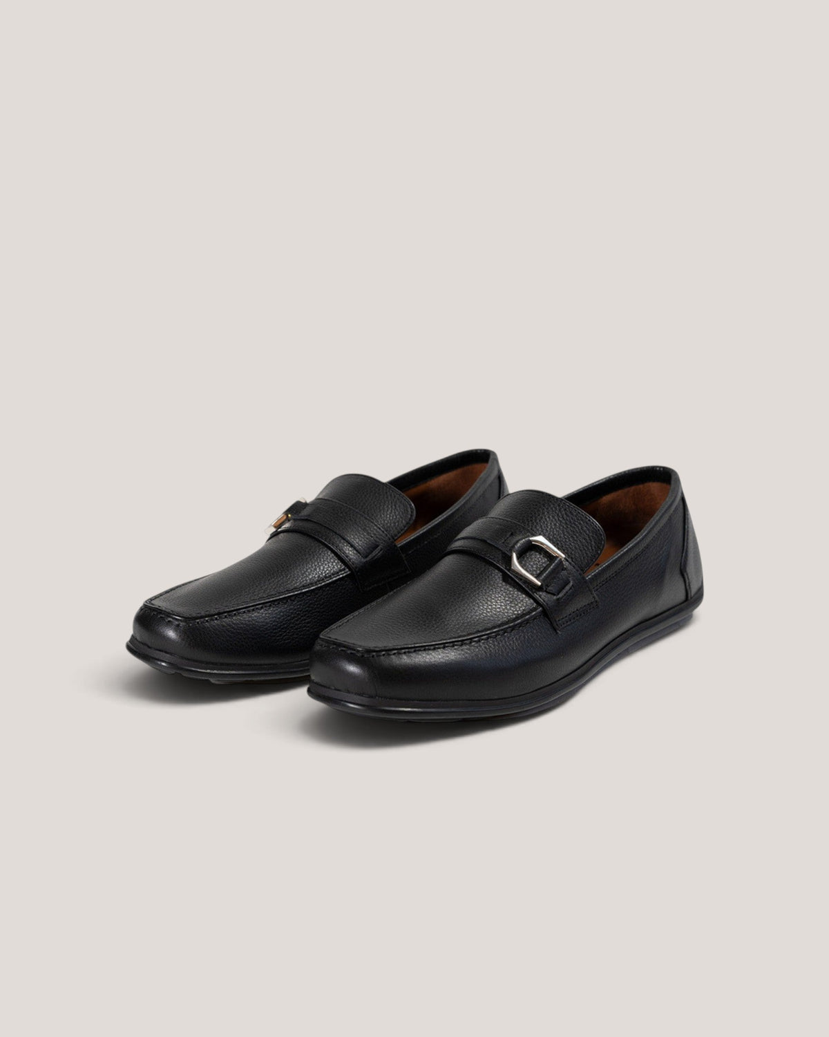 NEGRONI WEB STOREのストラピア ブラックは、上質なレザーを使用した洗練されたデザインの黒いドライビングシューズです。