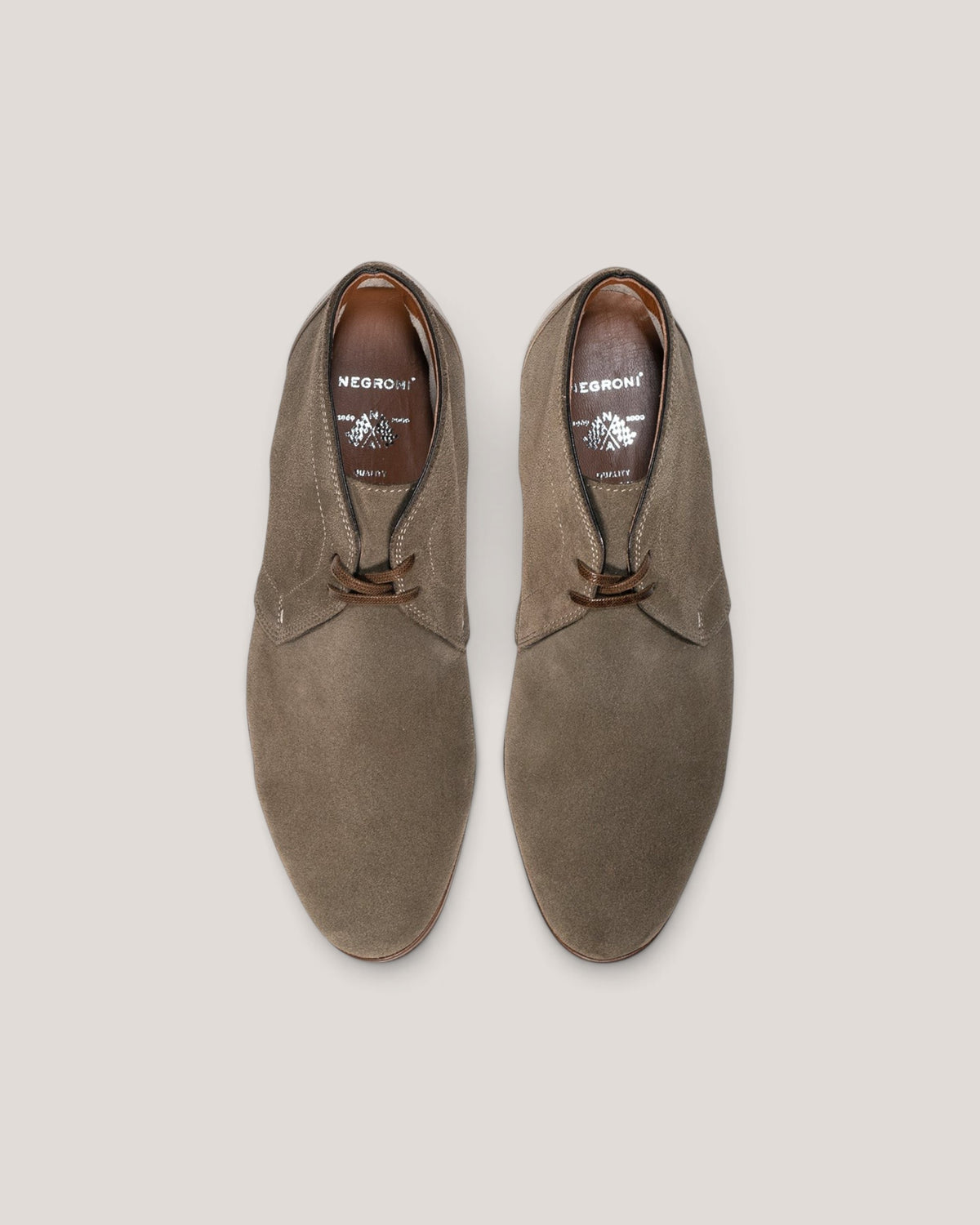NEGRONI WEB STOREのドリフトウッドカラーのトスカーナスエード製チャッカブーツ型ドライビングシューズ